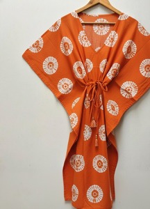 Vente en gros de kaftans maxi bohèmes faits à la main TheFabira pour femmes, manches longues, col en V, 100% coton, écologiques, coupe ample - Product Image 3