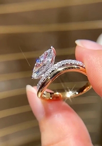 Anillo de Compromiso con Moissanita de Corte Marquesa de 3 Quilates |   Anillo Pavé en Espiral Chapado en Oro sobre Plata 925 |   Anillo con Diamante de Laboratorio con Engaste de Puntas - Product Image 2