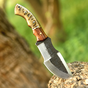Cuchillo de caza y camping Nordic Forge de acero al carbono, hecho a mano, con mango de palisandro y cuerno de carnero, con funda para transporte. - Product Image 2
