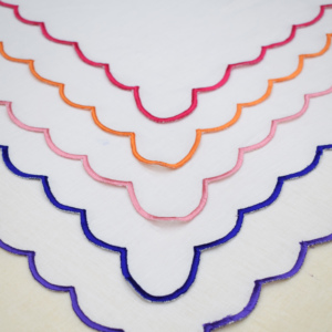 Serviette de table élégante et luxueuse en lin fait main avec bord festonné et bordure brodée, écologique, pour table de mariage - Product Image 2