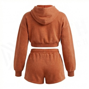 Conjunto de 2 piezas de top corto con capucha y pantalones cortos de forro polar para mujer con estampado geométrico y bolsillo con forma de corazón, ropa informal - Product Image 2