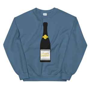 Sudadera Premium para Mujer con Estampado de Botella de Champán Rosa, Cuello Redondo, Manga Larga - Product Image 2