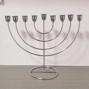 Elegante Menorá Plateada Pulida de Nueve Ramas con Diseño de Estrella, Decoración Elegante para Hanukkah - Product Image 3