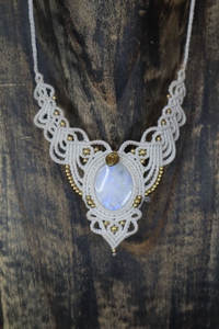 Collar de Macramé Clásico Hecho a Mano con Cadena de Bambú, Color Blanco, Estilo Budista, con Cuentas Doradas de Brillo Lácteo, Certificado IGI, Venta al Por Mayor - Product Image 3