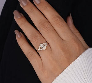 Bague de fiançailles en diamant taille hexagonale en or jaune 14 carats avec diamants de laboratoire et pierres latérales marquise en grappe – Bijou de mariée élégant - Product Image 3