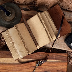 Carnet en cuir unisexe avec papier à bords frangés et reliure cousue, édition cadeau, 180 g/m², livre de runes vierge - Product Image 5