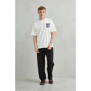 Las camisetas con eslóganes como "Day Off" son de moda para ropa informal y para marcas de streetwear de lujo discreto. Utilice palabras clave como "Estilo de vida" - Product Image 4