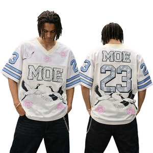 T-shirts courts personnalisés Y2K tendance pour hommes, avec numéros et graphiques en strass, col en V, style maillot de football américain - Product Image 1