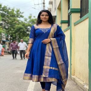 VASTRA COTTAGE Kurti de Seda Jacquard Bordado con Forro Completo y Dupatta, Vestido Étnico con Corte Acampanado - Product Image 1