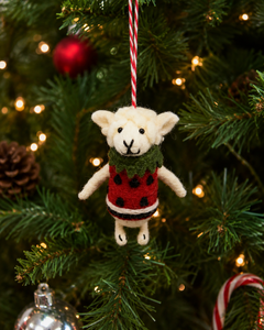Adorno Navideño de Cordero Tejido a Mano con Suéter Rojo de Lunares y Bufanda Verde, Decoración Animal Adorable para el Árbol - Product Image 1