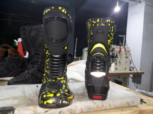 Botas de moto de diseño personalizado, botas de carreras perfectas, zapatos de motocross de cuero estampado, par. - Product Image 4