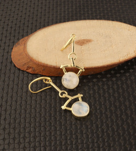 Pendientes colgantes de piedras preciosas curativas de moda, pendientes de diseñador con piedra lunar redonda natural, pendientes de gancho chapados en oro de 18k para fiestas y cócteles. - Product Image 2