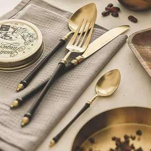 Vaisselle et couverts inspirés de l'horizon argenté, reflétant une esthétique de repas moderne et haut de gamme - Product Image 5