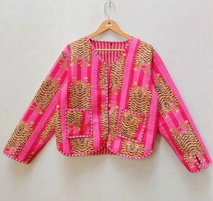 Chaqueta Acolchada con Estampado Floral Rosa para Mujer, 100% Algodón, Estilo Boho, Cuello en V, Manga Larga, Bolsillos de Parche - Product Image 1