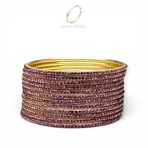 Exclusivos Brazaletes Modernos de Acero Inoxidable en Color Morado con Pedrería Chapada en Oro de Primera Calidad, Precio al por Mayor - Product Image 4