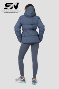 Vente en gros de manteaux d'hiver pour femmes, de haute qualité, sur mesure, à capuche, rembourrés, écologiques, imperméables, légers, avec fermeture éclair et motifs - Product Image 6