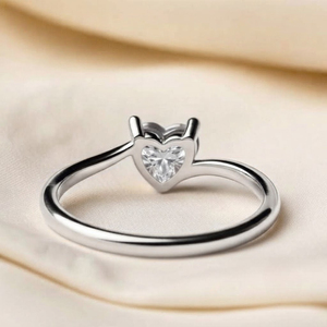 Anillo de Compromiso Solitario Clásico Rhaya Jewels de Plata de Ley 925 con Baño de Rodio y Zirconia Cúbica en Forma de Corazón, Engaste de Puntas, Delicado, para Mujer - Product Image 3