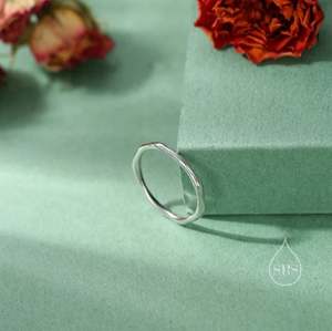 Anillo Delgado de Plata de Ley Martillado, Anillo Delicado de Forma Irregular, Anillo para Apilar, Anillo Ondulado - Product Image 4