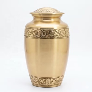 Urne en métal Regal Leaf avec motif de bande de feuillage gravé, finition or antique, vase commémoratif décoratif avec couvercle - Product Image 5