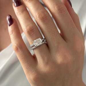 EAST WEST Ensemble de mariage avec diamant de laboratoire taille coussin allongé de 2 carats, pureté E VVS2, monture halo dissimulée, en or blanc 14k 18k, certifié IGI - Product Image 3