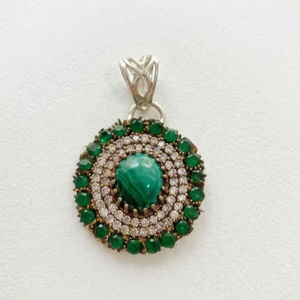 Collier et pendentif pour femme de qualité supérieure à prix avantageux. Ce pendentif en malachite avec halo rehaussez votre style. - Product Image 1
