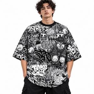 Camiseta de Hombre Talla Grande con Estampado de Grafiti en Blanco y Negro, Cuello Redondo, Manga Corta, Estilo Urbano - Product Image 1