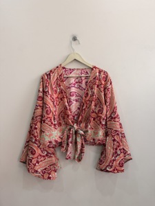 Lote al por mayor de blusas de seda vintage indias para mujer, con mangas acampanadas, estampado floral con lazo frontal, transpirables, de punto, estilo casual. - Product Image 5