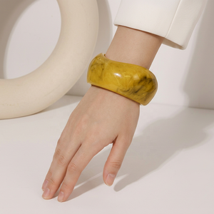 Brazalete de Resina Hecho a Mano, Redondo, Amarillo, con Patrón Floral Artístico, Color Personalizado, Joyería Artesanal Coleccionable - Product Image 1