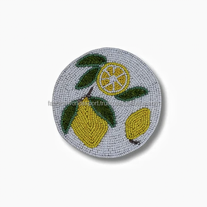 Ensemble de sous-verres perlés de fruits tropicaux sur base noire Dessous de verre faits à la main vibrants pour table d'été Dessous de verre de fruits tropicaux colorés - Product Image 3