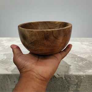 Tazón de madera de mango con diseño de quemaduras ligeras, hecho a mano, a precio económico. - Product Image 1