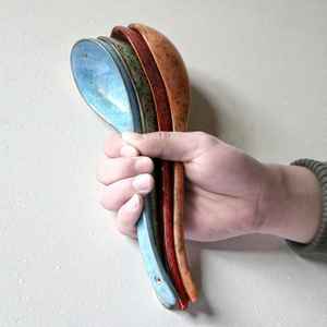 Cuchara de cerámica japonesa con mango largo, accesorios para la ceremonia del té japonés, cuchara para té, dispensador de sopa, entrega en una sola pieza, solo a través de UO - Product Image 1