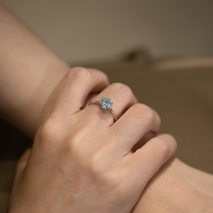 Bague de Fiançailles Solitaire Ronde en Moissanite, Bague de Mariage Classique à Griffes, Pierre Centrale Scintillante, Bijou de Mariage pour Femme, Cadeau Raffiné - Product Image 6