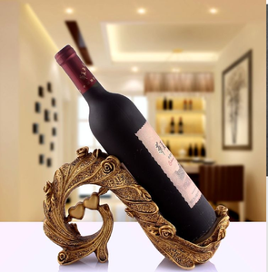 Figurine de joueur de baseball en bronze tenant une bouteille de vin comme une batte, disponible à prix de gros. - Product Image 3