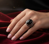 Bague cocktail en argent 925 avec pierre d'onyx noir, motif floral vintage, sertissage clos, bijou à porter au quotidien