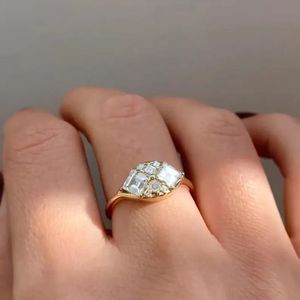 Bague de fiançailles en or jaune 14 carats avec diamant de laboratoire émeraude carré 1 carat, bijoux fins modernes pour mariée - Product Image 2