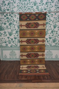 Tapis Kilim Artisanal Tissé à la Main Écologique en Laine et Latex, Motif Géométrique Aztec Diamant Vert Ocre Rouille, pour Chevet, Couloir ou comme Tapis d'Appoint - Product Image 4
