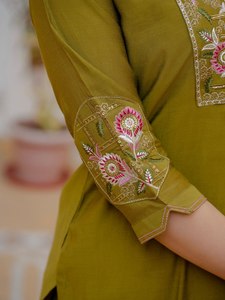 Ensemble Kurti élégant et droit avec dupatta en soie – Vêtements ethniques haut de gamme pour le marché international - Product Image 6