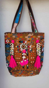 Sac fourre-tout bohème en coton brodé avec perles coquillages et pompons roses, design à panneaux, idéal pour le shopping - Product Image 2