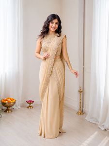 Ontwerpers feestkleding met borduurwerk, pailletten, sterrenmotief, georgette lehenga en bijpassende pallu sari met gestikte blouse - Product Image 1