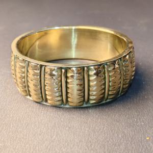 Brazalete de Latón Texturizado con Diseño de Nervaduras Verticales - Brazalete de Metal Pulido en Tono Dorado Vintage - Acabado Manual de Alta Calidad - Product Image 2