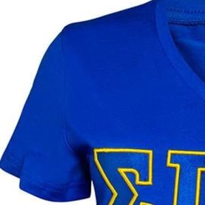 Camiseta de Lujo Personalizada para Mujer con Cuello en V, Manga Corta, Logotipo con Letras Griegas, Suave, Cómoda, Informal, Estilo Universitario - Product Image 5