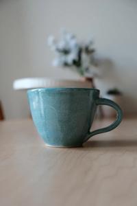Elegante Taza de Cerámica para Capuchino con Glaseado Verde Azulado Intenso, Cuerpo Curvo, Borde Suave, Asa Cómoda, Retención de Calor, Diseño Artesanal - Product Image 3