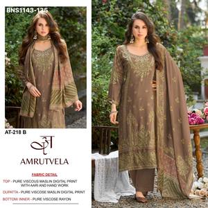 Colección de Salwar-Suit-Dupatta de calidad premium en muselina de viscosa con estampado digital y trabajo manual y Aari, semicosturado, para mujer. - Product Image 2