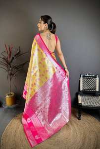 Sari de Seda Kanjivaram Premium con Tejido Zari Plateado de Lujo y Blusa a Juego - Product Image 3