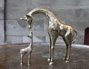 Escultura de Jirafa Hecha a Mano en Aluminio, Encontrar un Icono Similar, Escultura de Jirafa Moderna Grande de Metal Fundido - Product Image 2