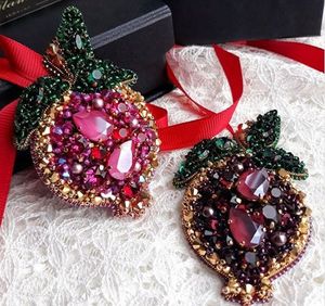 Broche Elegante con Bordado Floral y Cuentas, Hecho a Mano, para Vestidos, Modelo MD-9763 de MD HANDICRAFTS, para Bodas y Fiestas - Product Image 1