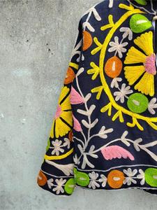 Veste en velours noir pour femmes, brodée de fleurs Suzani, manches longues, col montant, faite à la main, style bohème, vêtement d'extérieur pour l'automne - Product Image 4
