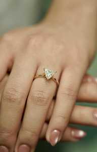Anillo Moderno con Diamante Cultivado en Laboratorio de Corte Triangular de 1.00CT, Oro Sólido de 18K, Joyería Fina, Regalo para Enamorados - Product Image 2