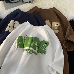 T-shirt tendance marron à imprimé graphique, haut de mode style coréen, col asymétrique, en coton doux et respirant, streetwear chic de créateur - Product Image 3