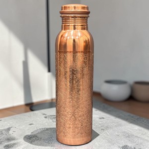 ขวดน้ำทองแดงลายเถาวัลย์ตกแต่ง จาก Indian exports international (ทองแดงบริสุทธิ์รับรองมาตรฐาน) - Product Image 1
